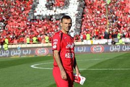 نقد تند سید جلال حسینی: با کت و شلوار کری می‌خوانند!

