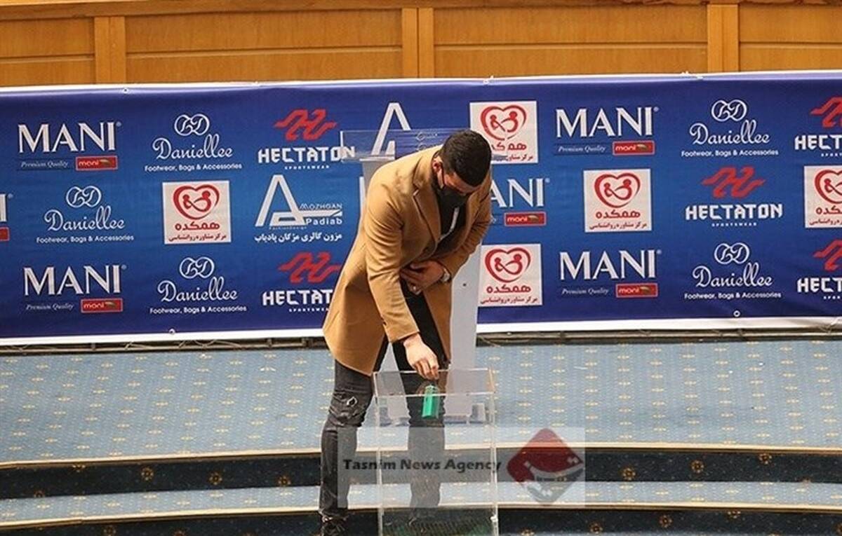 شوخی دیدنی سریال نون خ با رای ندادن حاج صفی به علی کریمی 