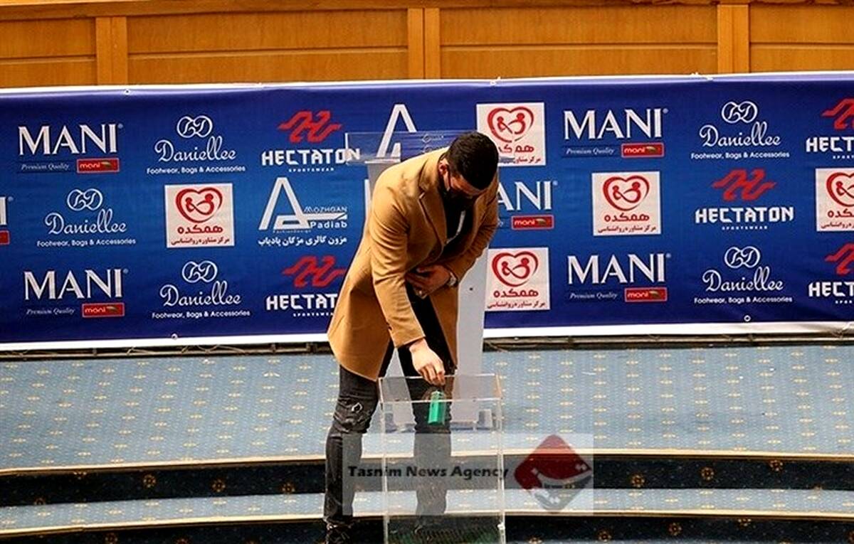 شوخی دیدنی سریال نون خ با رای ندادن حاج صفی به علی کریمی 