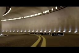 فیلم|عبور وحشتناک با مرسدس بنز SLS بر روی دیواره و سقف تونل