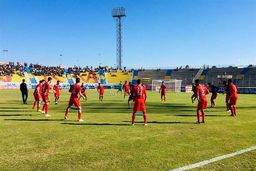 حاشیه تلخ دیدار شهرداری ماهشهر - پرسپولیس/ پرتاب سنگ به بازیکنان و فحاشی علیه شجاع + عکس

