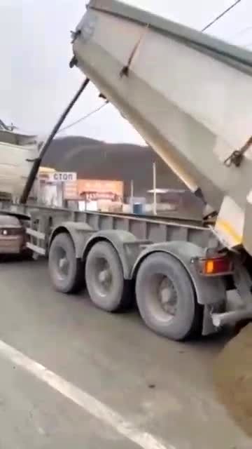 لحظه اتفاق هولناک برای تریلی کمپرسی|ویدئو