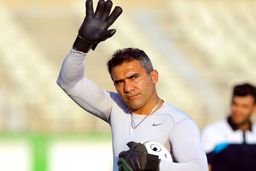 عکس شنا کردن احمدرضا عابدزاده در آب‌های نیلگون خلیج فارس