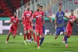 حرکت روحیه بخش مدافع پرسپولیس به مهاجم رقیب