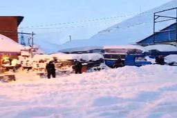 فیلمی از برف سنگین در جاده چالوس|کندوان دفن شد