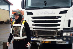 کشیدن تریلی 17 تنی توسط زن تبریزی؛دنیا شوکه شد