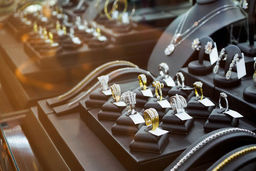 قیمت طلا ، دلار و سکه امروز 16 خرداد 1402 | افزایش عجیب قیمت طلا؛ دقایقی قبل | هجوم مردم برای خرید دلار