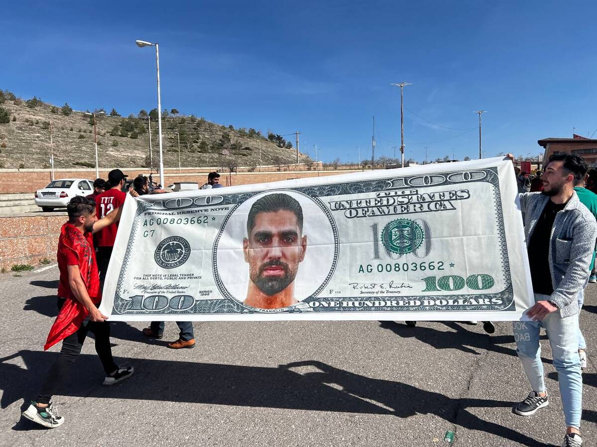 (عکس) مهاجم سپاهان روی دلار در تبریز نقش بست