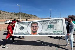 (عکس) مهاجم سپاهان روی دلار در تبریز نقش بست