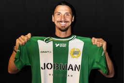 حمله هواداران خشمگین به مجسمه زلاتان! + عکس
