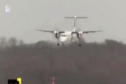 لحظات فرود ترسناک هواپیما در باد و طوفان شدید|ویدئو