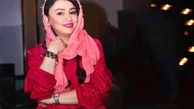 عکس  زن جواد عزتی در کنار یک شخص عجیب