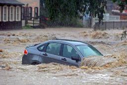 حمل عجیب کودک در میان سیلاب+عکس دیدنی 