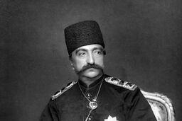 دو عکس دیده نشده از ناصرالدین شاه در حال رسیدگی به کارهای مملکت
