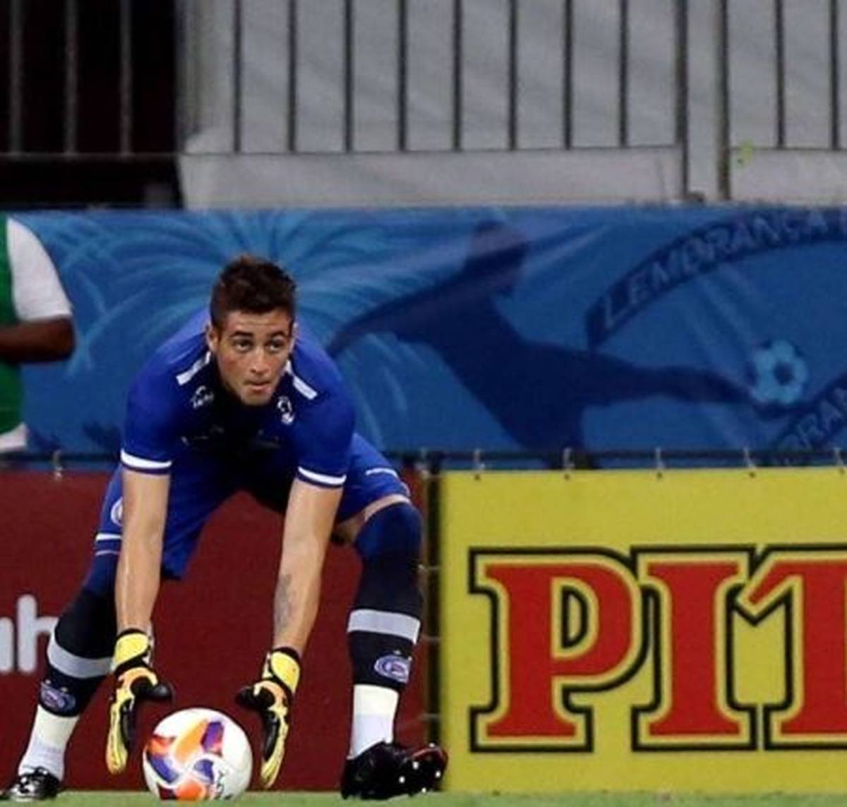 دستگیری دروازه بان سرشناس بخاطر کتک زدن شدید همسرش! + عکس

