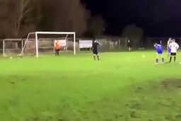 اتفاقی عجیب در یک مسابقه فوتبال!+ فیلم 