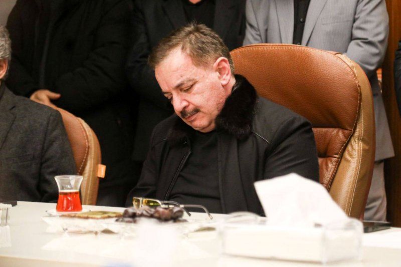 (عکس) چهره غمگین زنوزی در سوگ همسر 