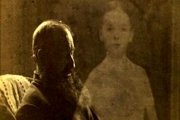 فیلمی مخوف از عکاسی از ارواح | عکس یادگاری با ارواح مردگان