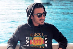 تصویری دیدنی از رضا قوچان نژاد و همسرش در یک کافه|تیپ خاص خواهر بازیگر معروف با رضا 