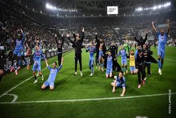 جشن قهرمانی ناپلی‌ها  در چمن آلیانز تورین