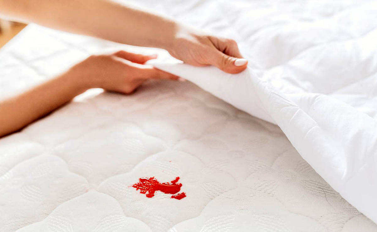 پاک کردن لکه روی تخت خواب