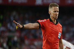 اعضای تیم داوری داخل زمین دیدار برزیل و هائیتی