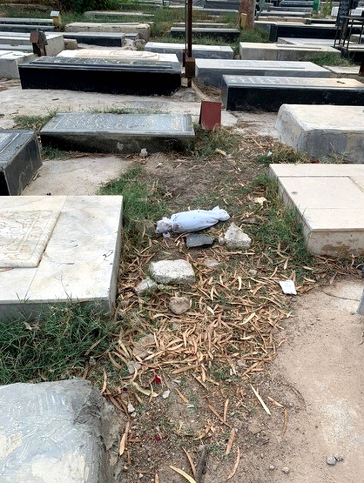 کشف جسد نوزاد در قبرستان  +عکس18+