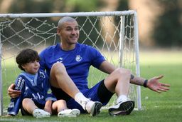 شادی همسر بازیکن برزیلی استقلال و فرزندانش در ورزشگاه آزادی