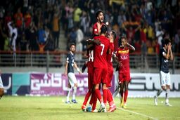 سپاهان با شکست مقابل فولاد؛پرسپولیس را صدر نشین کرد