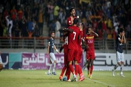 سپاهان با شکست مقابل فولاد؛پرسپولیس را صدر نشین کرد