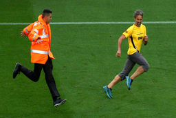 ورود جیمی‌جامپ مدل جدید در زمین فوتبال