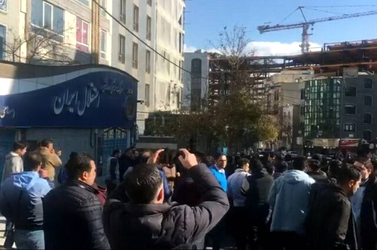 هواداران خشمگین استقلال درِ پارکینگ باشگاه را شکستند!

