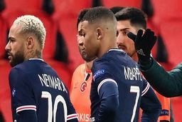 حمایت همه جانبه امباپه از کمک‌مربی حریف علیه نژادپرستی

