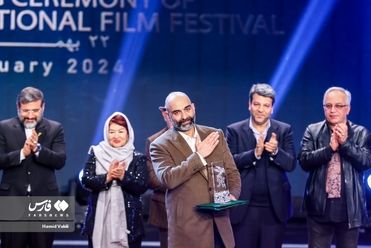 تصاویر هنرمندان و برندگان در اختتامیه جشنواره فیلم فجر را ببینید
