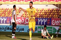 سپاهان در یک نیمه با سه گل نسخه نفتی ها را پیچید