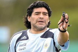 تنها بازیکن ایرانی که مارادونا را شکست داد + عکس

