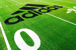 "آدیداس" با بطری‌های پلاستیکی زمین فوتبال ساخت!

