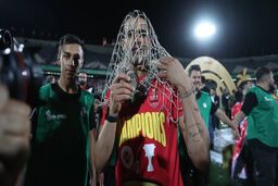 آل کثیر تور استادیوم آزادی را با خود به خانه برد