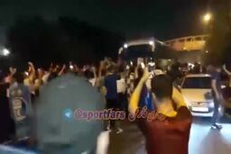 فیلم؛تجمع هواداران مقابل اتوبوس استقلال و تشویق فراوان مجیدی
