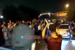 فیلم؛تجمع هواداران مقابل اتوبوس استقلال و تشویق فراوان مجیدی