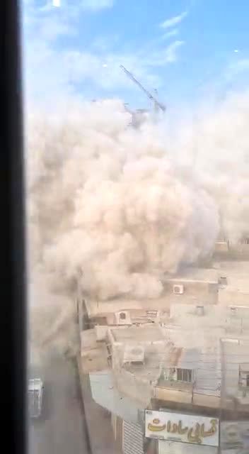 فیلمی از لحظه ریختن باقیمانده متروپل در آبادان

