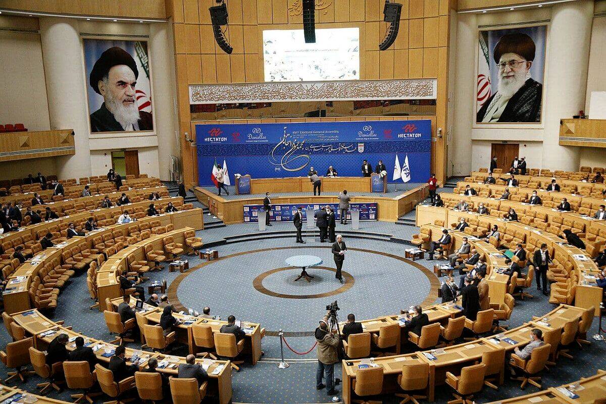 کار عجیب یک نقاش در انتخابات ریاست فدراسیون فوتبال + عکس

