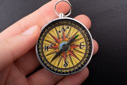 قطب نما از چه قسمت هایی تشکیل شده است؟