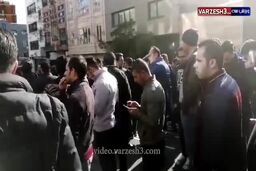 تجمع هواداران شاکی استقلال برابر درب باشگاه