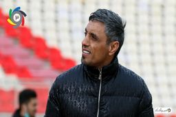 نگاه معنی دار رسول به سکوهای خالی یادگار