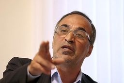 انتقاد تند واعظ آشتیانی از سعادتمند: چطور نتوانستی شأن استقلال را حفظ کنی؟