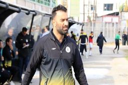 حنیف: تو کَت من نمی‌رود کسی به علی کریمی توهین کند

