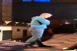 (ویدئو) لحظه حضور کریم باقری در کنسرت محسن یگانه