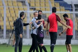 احسان پهلوان به خاطر ترابی، گل‌محمدی را بغل کرد!+عکس لو رفته 