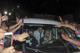 عذرخواهی شخصی که با جسد دیگو مارادونا عکس گرفت / جریمه سنگین در انتظار خاطیان

